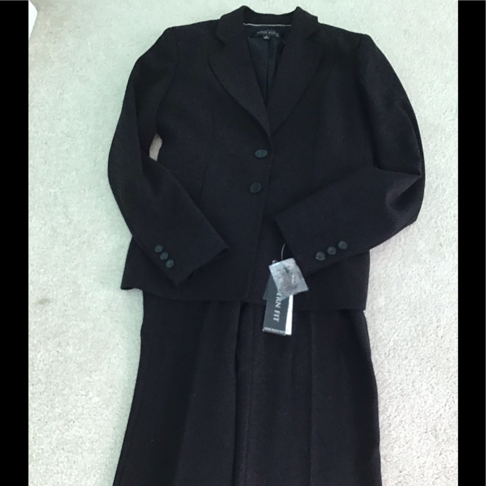 Anne Klein NWT ladies 2 pieces black suit, size 6